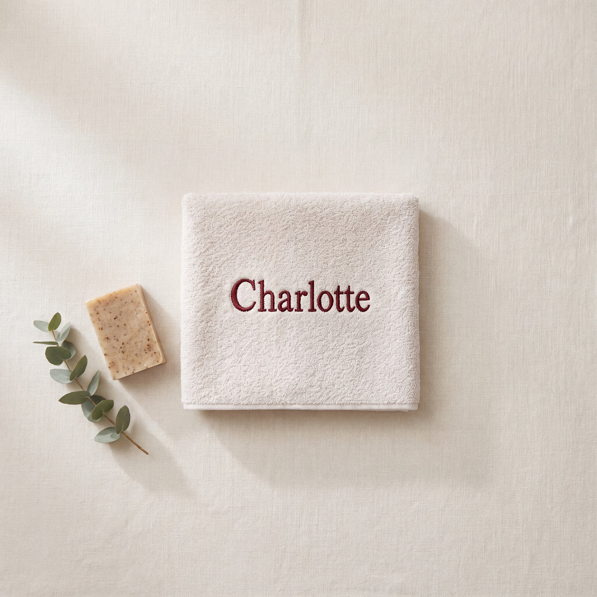 Personalized bamboo hand towel embroidered with a name — Eddia
