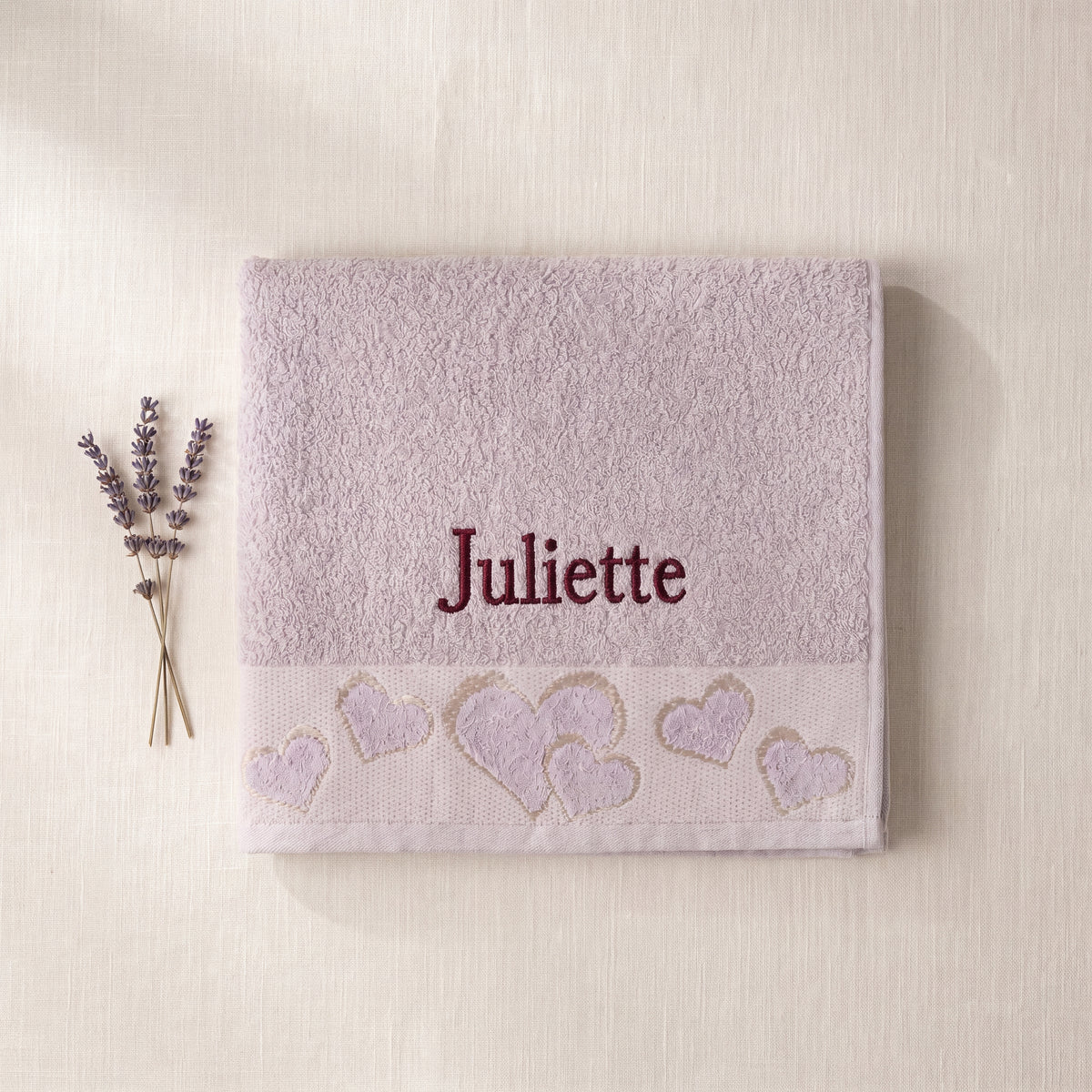 Personalized heart pattern hand towel embroidered with a name — Eddia