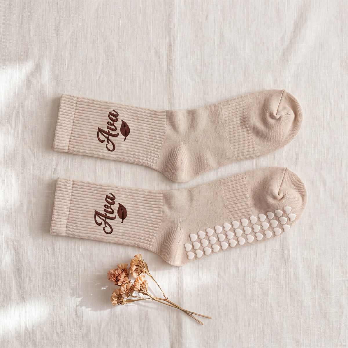 Personalized pilates grip socks embroidered with a name, heart grip soles — Eddia