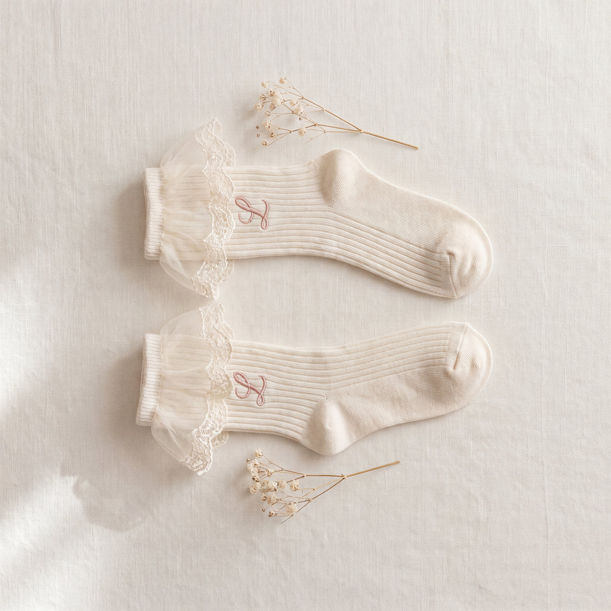 Tulle and lace ruffle socks with an embroidered initial — Eddia